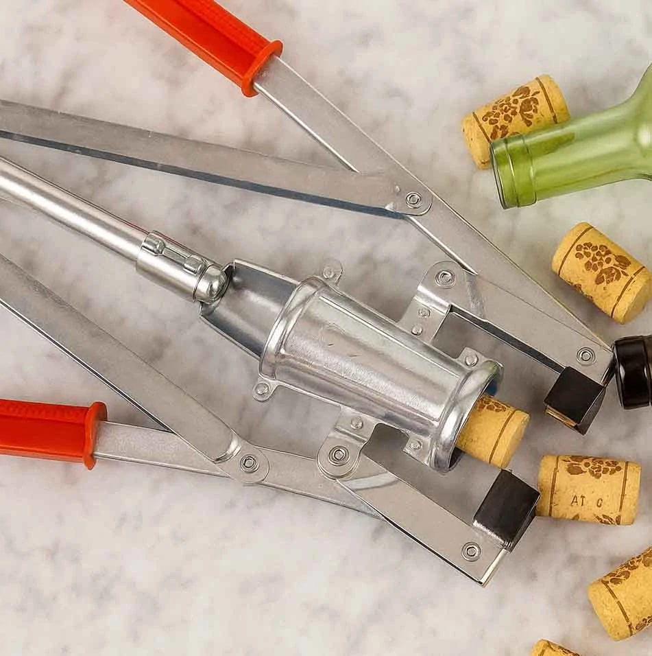 Zátkovačka na korky 50 - 100 lahví za hodinu, italská ruční dvouramenná